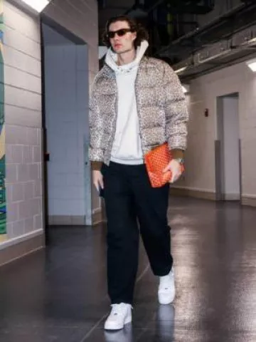 Bolsa con cremallera Goyard Orange Jouvence usada por Josh Giddey en la cuenta de Instagram @chicagobulls