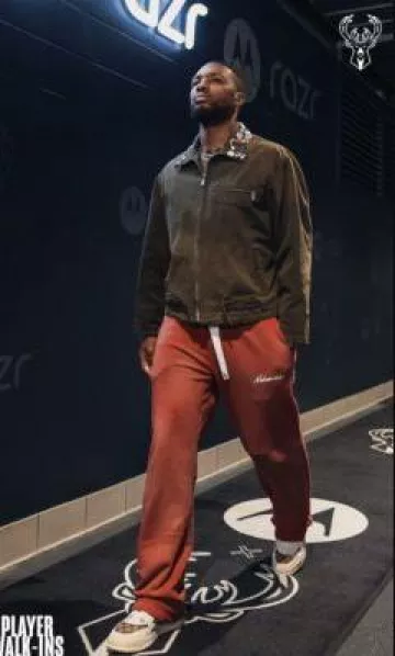 Pantalones de chándal Nahmias Cherry Red Mermaid usados por Damian Lillard en la cuenta de Instagram @chicagobulls