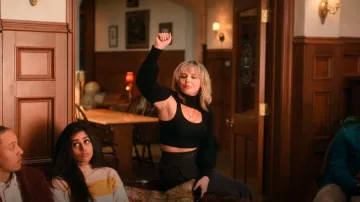 Forever 21 Turtleneck Combo Sweater porté par Taylor (Mia Rodgers) comme on le voit dans The Sex Lives of College Girls (S03E01)