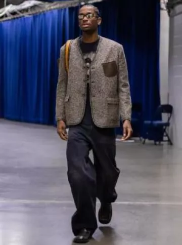 Junya Watanabe Brown Tweed Collarless Blazer usado por Shai Gilgeous-Alexander en la cuenta de Instagram @okcthunder