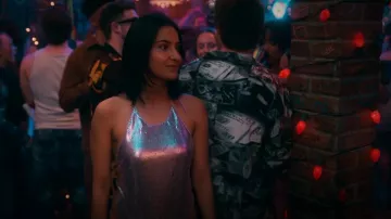 Alice + Olivia Frenchie Top usado por Bela Malhotra (Amrit Kaur) como se ve en The Sex Lives of College Girls (T03E01)