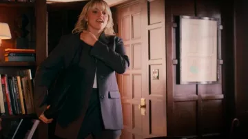 Blazer de color blanco roto con rayas Woold Blend usado por Leighton Murray (Reneé Rapp) como se ve en The Sex Lives of College Girls (T03E01)