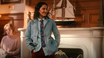 Blazer de mezclilla Levis usado por Bela Malhotra (Amrit Kaur) como se ve en The Sex Lives of College Girls (T03E01)