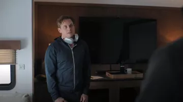 Casque supra-auriculaire sans fil Apple AirPods Max à réduction de bruit active porté par Adam (Billy Magnussen) comme on le voit dans La Franchise (S01E02)