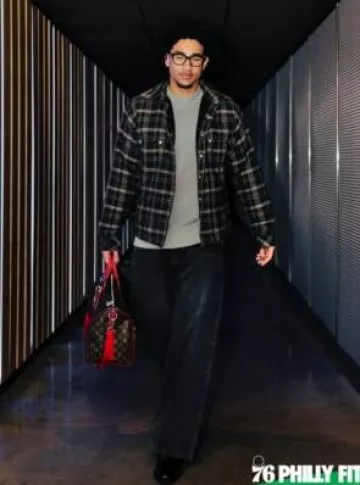 Surchemise en flanelle marine et beige Rhude portée par Jaren McCain sur le compte Instagram @sixers