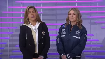 Veronica Beard x NFL Dickey Jacket New Orleans Saints Dickey Jacket usada por Jenna Bush Hager como se vio en Today with Hoda & Jenna el 22 de noviembre de 2024