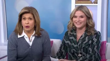 Suéter Staud Wallis usado por Hoda Kotb como se ve en Today with Hoda & Jenna el 22 de noviembre de 2024