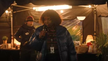 Levis Retro Puffer usado por Dag (Lolly Adefope) como se ve en La Franquicia (T01E06)