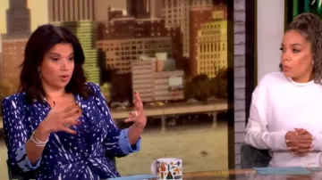 Diane von Furstenberg Chaqueta Emiliano en Fawn Perfect Navy usada por Ana Navarro como se ve en The View el 22 de noviembre de 2024