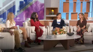 Johanna Ortiz Gaucho Poetry Pants porté par Natalie Morales comme on le voit dans The Talk le 22 novembre 2024