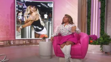 Alice + Olivia Willa Camisa abotonada de seda con estampado de herradura usada por Sherri Shepherd vista en Sherri el 21 de noviembre de 2024