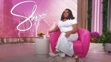 Escarpins en cuir lisse blanc Tabi portés par Sherri Shepherd comme on le voit à Sherri le 22 novembre 2024