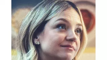 Vestuario de la serie de televisión The Bear: Natalie Berzatto, también conocida como Sugar (Abby Elliott), lleva tachuelas de laurel en el episodio 4 de la temporada 3