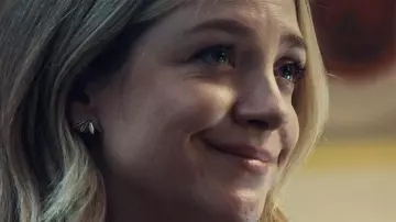 Wardrobe of The Bear série télévisée : Natalie Berzatto alias Sugar (Abby Elliott) porte des Laurel Studs dans la saison 3, épisode 4