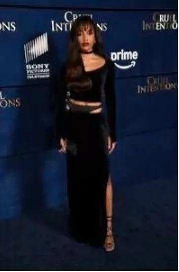 Bolso de mano Roger Vivier Pilgrim Tube en satén negro usado por Savannah Smith en el estreno de Cruel Intentions el 20 de noviembre de 2024