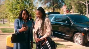 DKNY Ava Leather Satchel en negro usado por la senadora Evette Chase (Sherri Shepherd) como se ve en The Sex Lives of College Girls (S03E01)