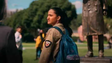 Jansport Mochila Clásica En el Espacio Azul Marino usada por Bela Malhotra (Amrit Kaur) como se ve en La Vida Sexual de las Universitarias (S03E01)