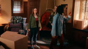 Espadrilles à plateforme en toile Toms Valencia en denim délavé bleu pastel portées par Kimberly Finkle (Pauline Chalamet) comme on le voit dans La vie sexuelle des étudiantes (S03E01)