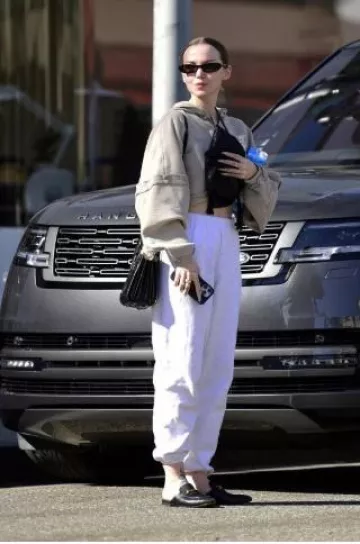 Saint Laurent Sl 557 Tono usado por Dove Cameron al salir de una peluquería en Los Ángeles el 20 de noviembre de 2024