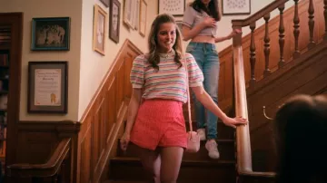 Falda de Tweed Bar III en rosa usada por Isabel (Grace Schneider) como se ve en The Sex Lives of College Girls (T03E01)