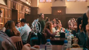 Herschel Retreat Backpack 23L In Moonbeam Floral Waves porté par Kimberly Finkle (Pauline Chalamet) comme on le voit dans The Sex Lives of College Girls (S03E01)