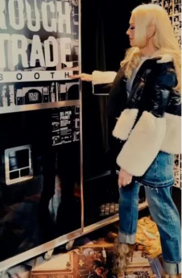 Veste courte matelassée en fausse peau de mouton Sacai portée par Gwen Stefani sur son post Instagram le 20 novembre 2024