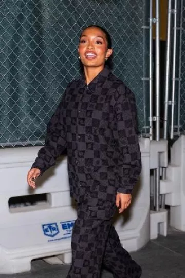 Daily Paper Chemise d’échecs Phantom Black Membuti portée par Yara Shahidi à New York le 20 novembre 2024
