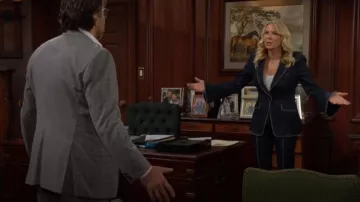 Cinq a Sept Santi Jeans usados por Brooke Logan (Katherine Kelly Lang) como se ve en The Bold and the Beautiful el 14 de noviembre de 2024