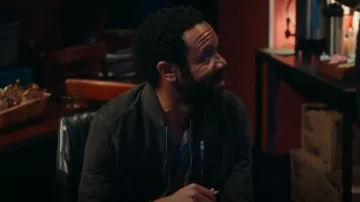 Blouson aviateur en daim Allsaints Kemble porté par Cliff comme on le voit dans The Equalizer (S05E05)