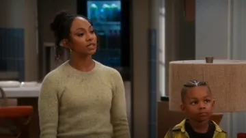 Logo AMI Paris Encolure ras du cou brodée portée par Nina (Tetona Jackson) vue dans la maison de Poppa (S01E05)