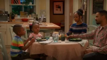 Camiseta estampada de H&M en blanco multicolor usada por Trey (Caleb Johnson) como se ve en Poppa's House (S01E05)