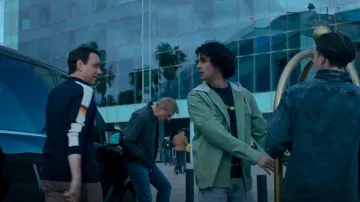 Marine Layer Archive Sleeve Stripe Quarter Zip porté par Daniel LaRusso (Ralph Macchio) comme on le voit dans Cobra Kai (S06E06)