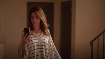 Top popover a rayas Max Studio usado por Amanda LaRusso (Courtney Henggeler) como se ve en Cobra Kai (T06E06)