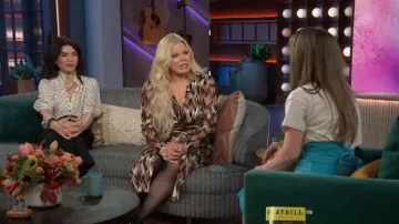 Diane Von Furstenberg Vestido de manga larga con dos estampados abstractos de Hades usado por Meghan Hilty como se ve en The Kelly Clarkson Show el 8 de noviembre de 2024