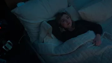 Vans Check Crest V Neck Crew Sweater porté par Tory Nichols (Peyton List) comme on le voit dans Cobra Kai (S06E06)