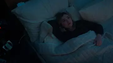 Vans Check Crest V Neck Crew Sweater porté par Tory Nichols (Peyton List) comme on le voit dans Cobra Kai (S06E06)