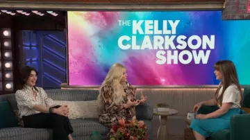 Camiseta gráfica de algodón Paisley de Willie Nelson Day Dreamer usada por Kelly Clarkson como se ve en The Kelly Clarkson Show el 8 de noviembre de 2024