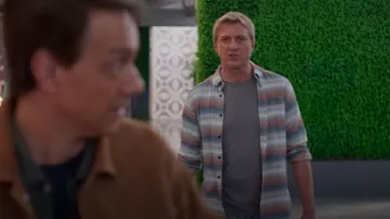 Ezekiel Hoover Chemise rayée à manches longues portée par Johnny Lawrence (William Zabka) comme on le voit dans Cobra Kai (S06E07)