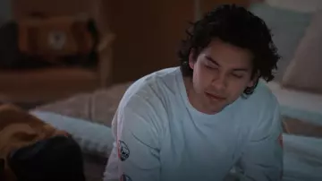 Vans Gradient Skull Long Sleeve usado por Miguel Díaz (Xolo Maridueña) visto en Cobra Kai (S06E07)