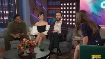 Mini vestido de Carolina Herrera con hombros descubiertos y mangas de lazo drapeadas usado por Zoey Deutch como se vio en The Kelly Clarkson Show el 12 de noviembre de 2024