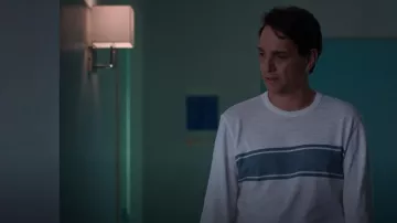 T-shirt Faherty Sunwashed Slub Crew porté par Daniel LaRusso (Ralph Macchio) tel qu’on le voit dans Cobra Kai (S06E08)