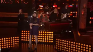 Zapatos de tacón destalonados de punta cuadrada Saint Laurent George usados por Kelly Clarkson como se ve en The Kelly Clarkson Show el 12 de noviembre de 2024