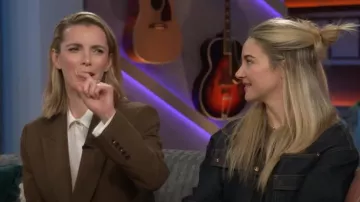 Camisa vaquera con bolsillo de parche con hebilla Medusa de Versace usada por Shailene Woodley como se vio en The Kelly Clarkson Show el 13 de noviembre de 2024