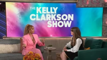 Blazer de lana jacquard Allover de Versace usado por Gizelle Bryant en The Kelly Clarkson Show el 14 de noviembre de 2024