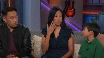 Chelsea28 Vestido de rayas texturizadas con detalle de volantes usado por Carlene Cabison como se vio en The Kelly Clarkson Show el 14 de noviembre de 2024