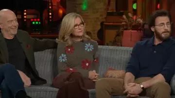 Suéter de anís floral de invierno Rails usado por Bonnie Hunt como se ve en The Kelly Clarkson Show el 18 de noviembre de 2024