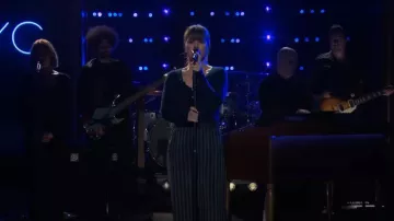 Everlane El cárdigan en merino ultrasuave usado por Kelly Clarkson como se vio en The Kelly Clarkson Show el 18 de noviembre de 2024