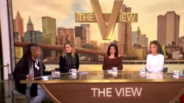 Vestido Wrap Off The Shoulder de Sergio Hudson usado por Ana Navarro visto en The View el 25 de noviembre de 2024