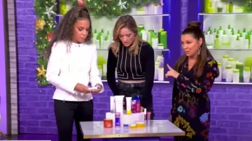 Mono de seda floral Tuta de Stella McCartney usado por Gretta Monahan visto en The View el 25 de noviembre de 2024