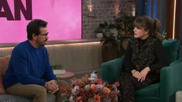 Theory Top-polo corto de crepé carey usado por Kelly Clarkson como se ve en The Kelly Clarkson Show el 18 de noviembre de 2024